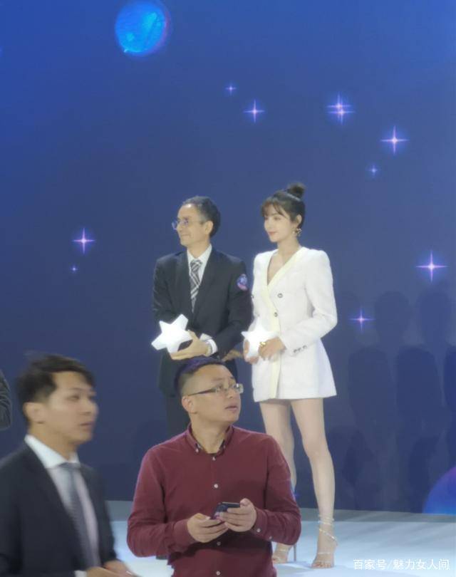浑身|麦迪娜生娃后更大胆啦！浑身只穿一件西装？168cm藏不住凹凸感！