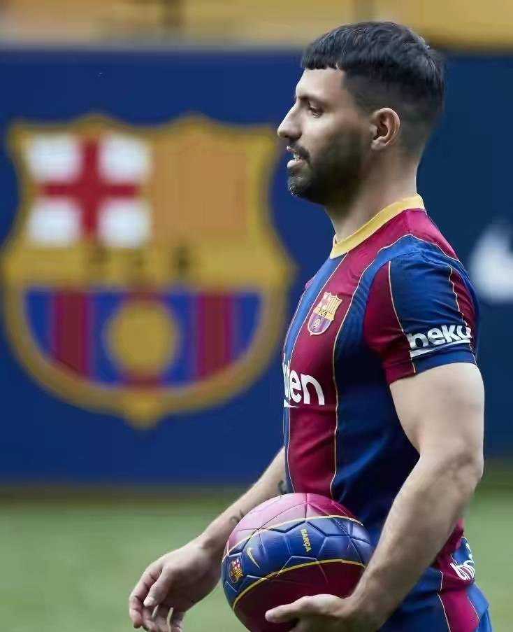 悲剧的开始巴萨重要引援阿圭罗因伤缺席数周巴萨新赛季成疑