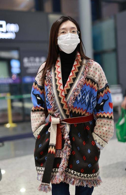 喇叭裤|江疏影又带“火”了印花开衫，搭配喇叭裤洋气时髦，复古范十足