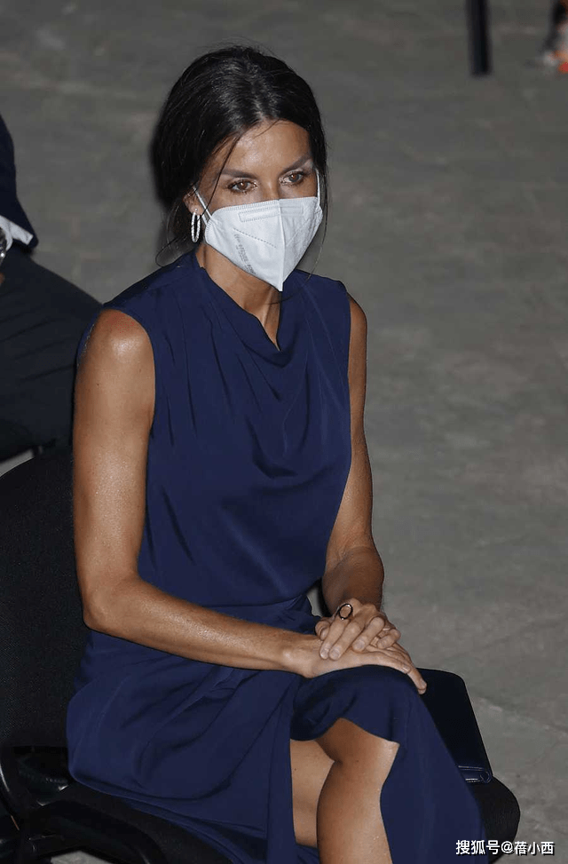 高跟鞋|被西班牙王后的肌肉线条惊艳到了，穿藏蓝色连衣裙配盘发，真优雅