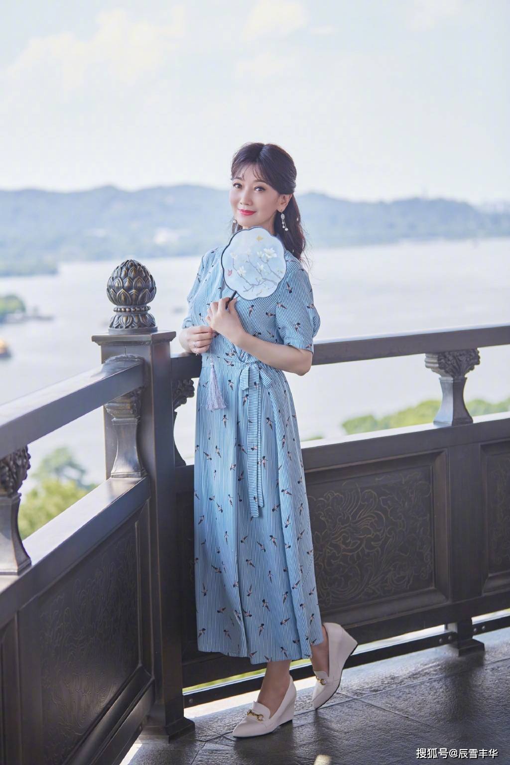 服装|赵雅芝就算老了也好时髦,一袭蓝色条纹印花裙配复古扇子,太美了
