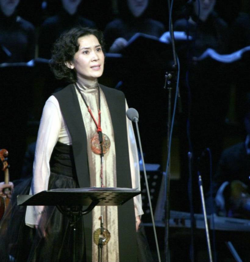 时尚|肖雄气质真好，穿黑色旗袍配短发优雅高贵，“奶奶鞋”暴露了年纪