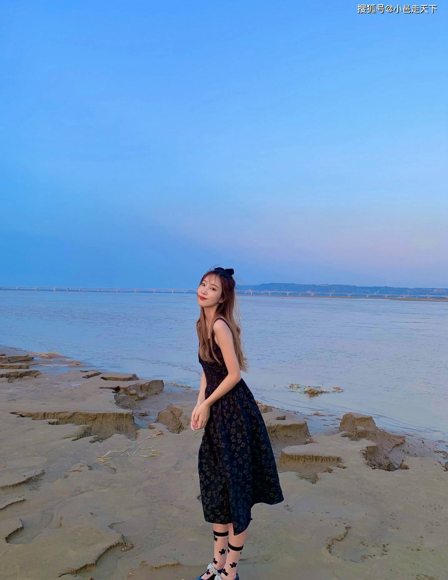 气质|史明蕙气质优雅小黑裙沙滩写真