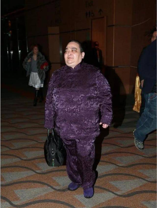 曲线|赌王最接近丑女的女儿，穿肥大T恤被赌王扶肩咧嘴笑，最爱穿唐装