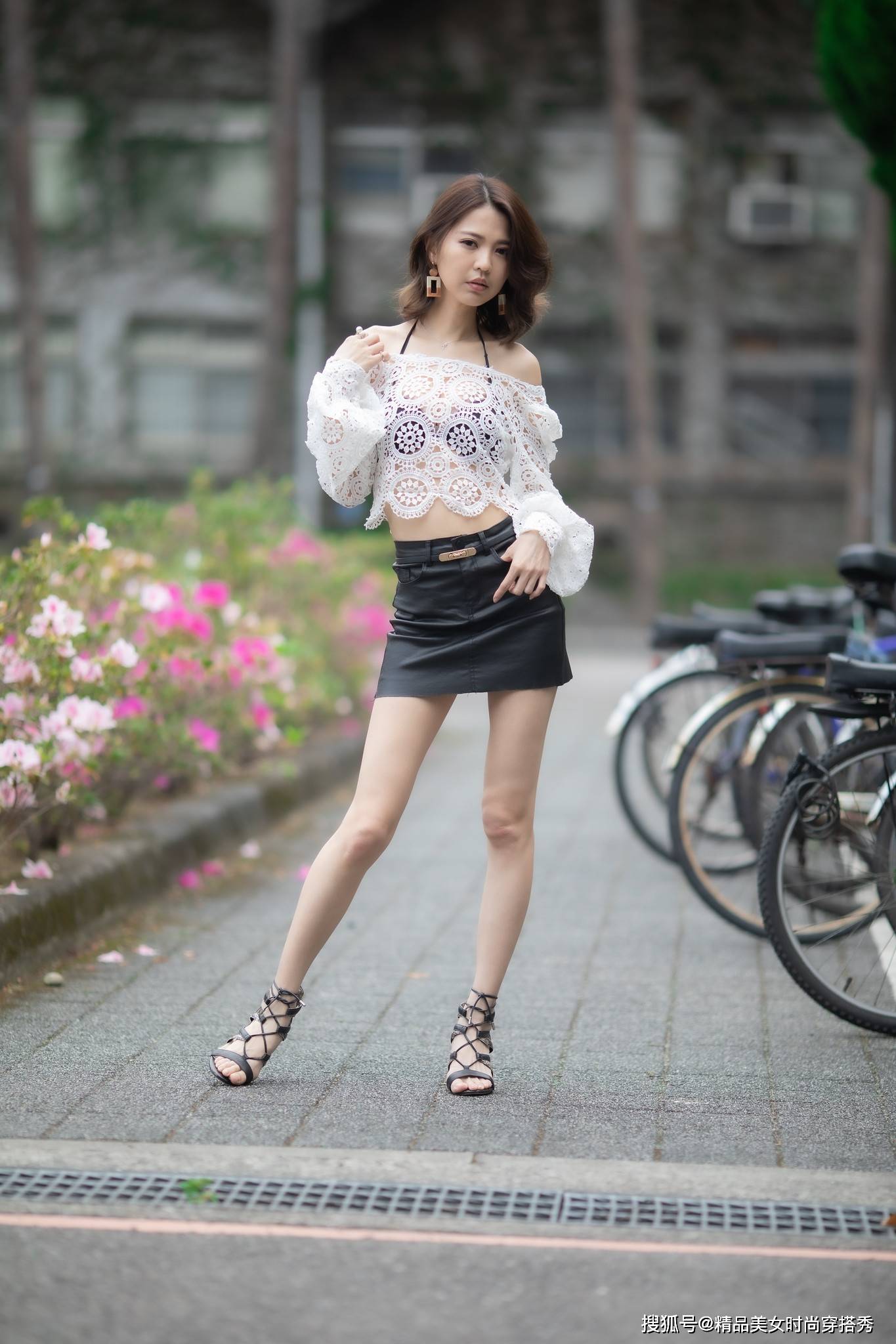 风韵|白色钩花蕾丝罩衫搭配西装短裤裙，惊艳绝伦，诠释靓女风韵