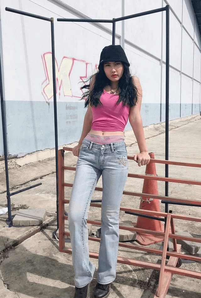 个性|穿搭简约又时尚的越南女生，虽然长相一般，但让人觉得很有个性