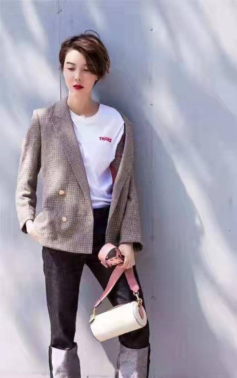 王丽云|车晓爸爸晒图！女儿穿针织衫单身后状态好，妈妈王丽云却一脸不悦
