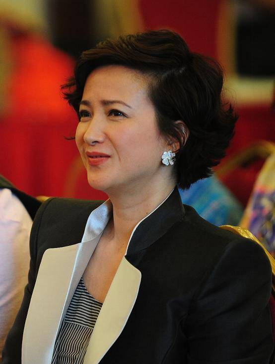 骨子里|57岁何晴胖得坦荡,穿紧身衣暴露“奶奶肚”,骨子里的自信真美