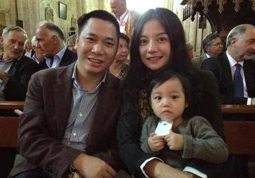 披肩|赵薇大儿子罕见晒正面照!20岁出头就是潮男,跟小四月长得都像爸