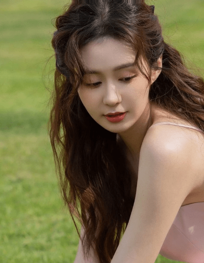 吊带|郑合惠子穿蜜桃裙露香肩，肤如白脂笑容甜美，梦幻似公主