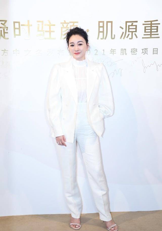 一身|李小冉穿一身白看着虽然美好，但却有点显身板宽，仔细一看太减分