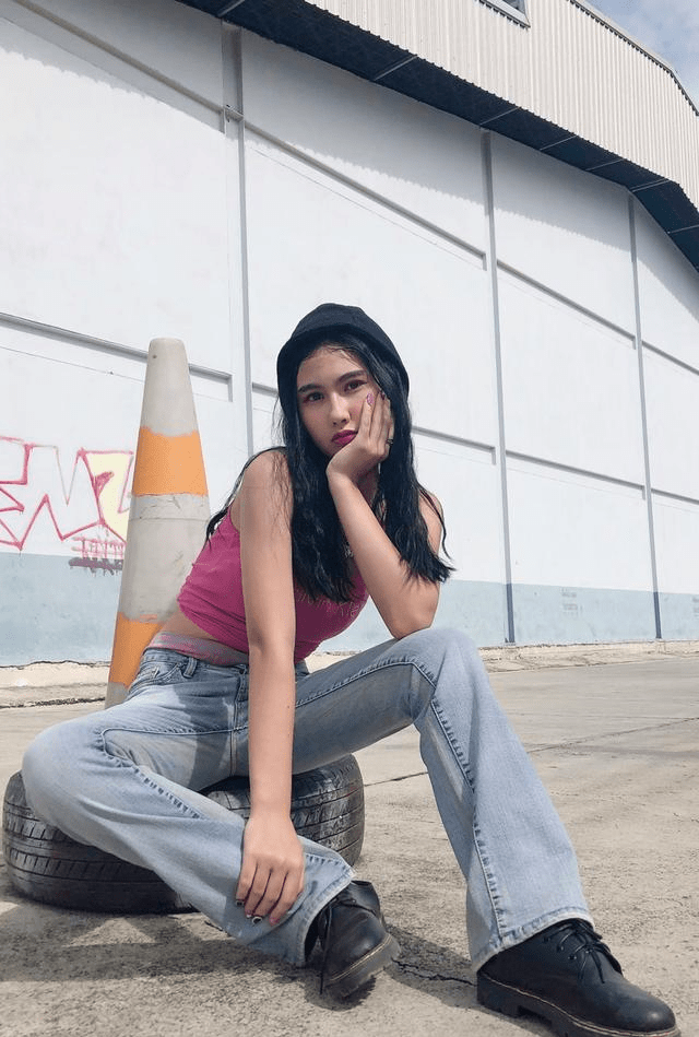 个性|穿搭简约又时尚的越南女生，虽然长相一般，但让人觉得很有个性