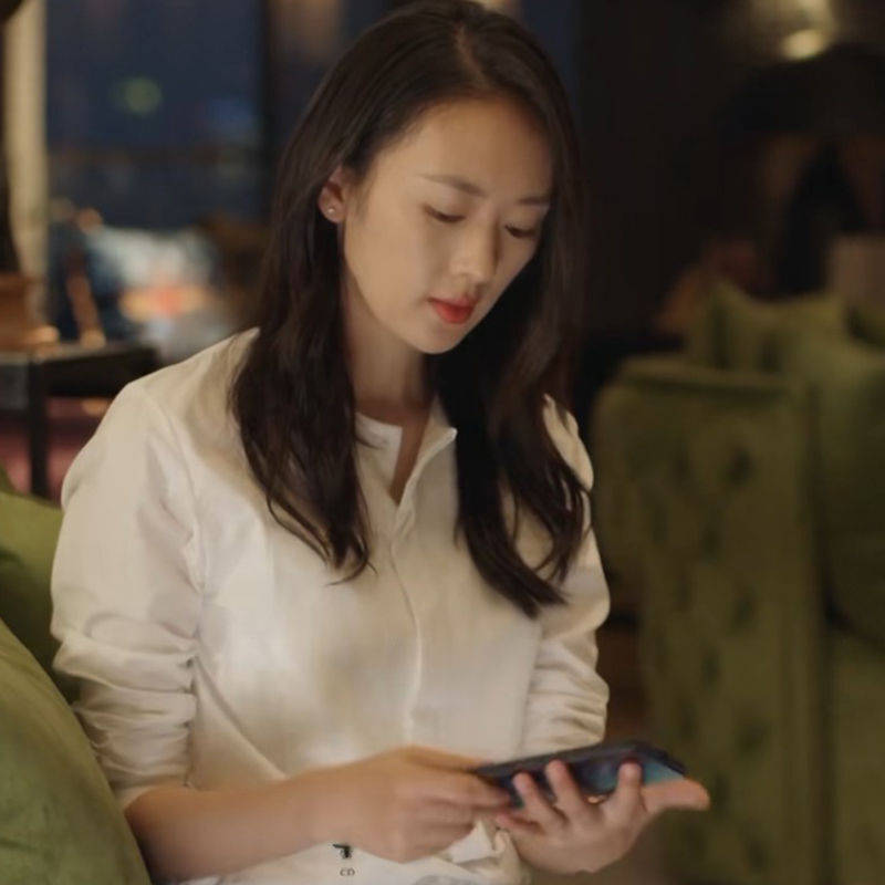 面料|被童瑶生图美到了，穿白衬衫配黑裤看着普通，随便一站却有高级感