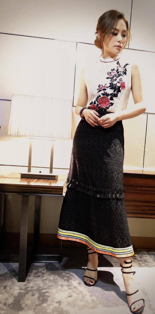 美眉|阿娇高颜值真任性，黑色V领连衣裙精致时髦，成熟大气真有女人味