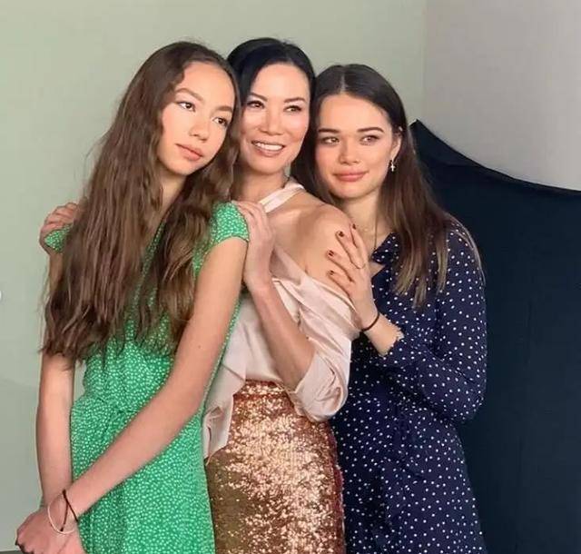 东方|邓文迪晒泳装照为女儿庆生!格俏皮长得像老爸,二女儿是东方美人