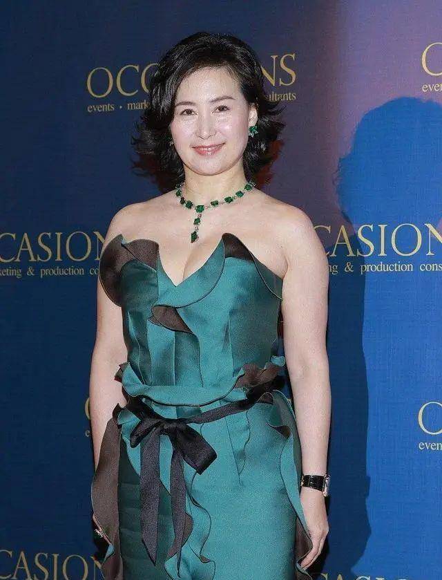 身材|太瘦了也不好，陈慧琳撞衫何超琼撑不起衣服，输了气质又输身材