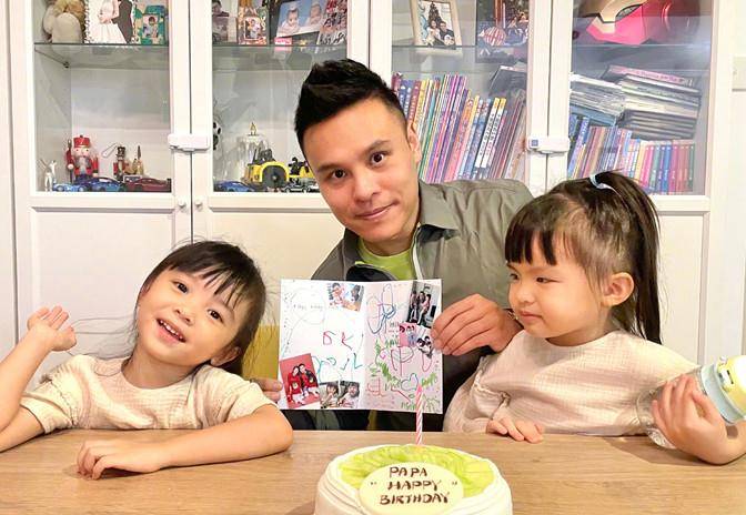 双胞胎|熊黛林一家四口为父庆生，穿蝴蝶结裙颜值高，双胞胎暴露大小眼睛