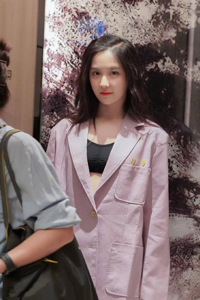 身材|王艺瑾挺会放飞自我,把大码单西当裙子穿,下衣失踪潮流也大气