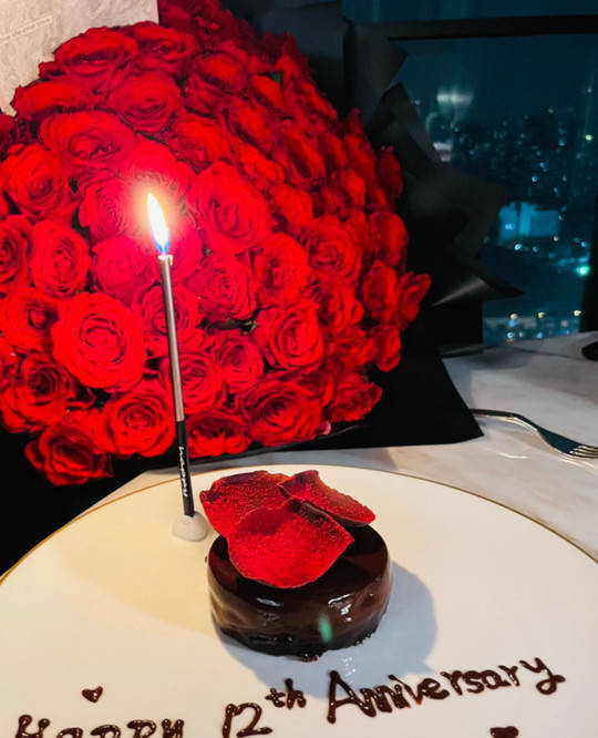 庆与杨千嬅结婚12周年丁子高送大束玫瑰高调示爱拍合照超甜蜜
