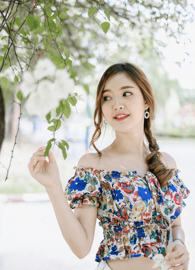 一身|碎花抹胸上衣搭配白色热裤，把泰国小姐姐衬托得格外青春甜美