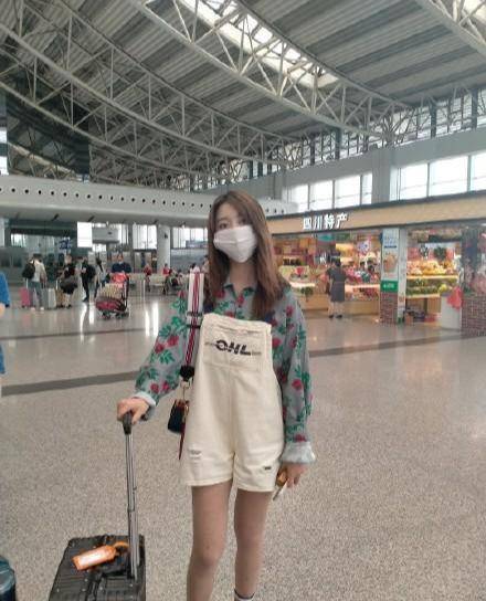 元素|越“老气”越时髦，旧货也能高级又时尚，花衬衣这样搭配更显“贵”