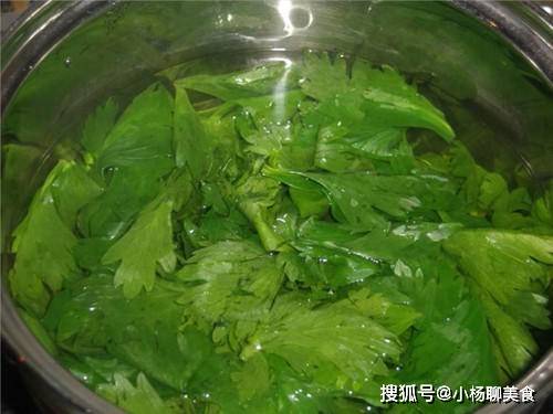 步骤|1分钟就学会的早餐，手不沾面，一搅一煎就出锅，厨房小白也能会