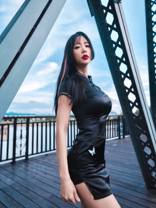 黑色|李成敏穿黑色旗袍拍大片，凹凸有致身材超好，网友：这气质绝了！