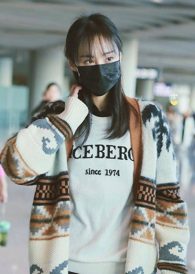 整体|郑爽现身机场，穿短裤配透明袜走路优雅，腿长却没肉暴露真实腿型