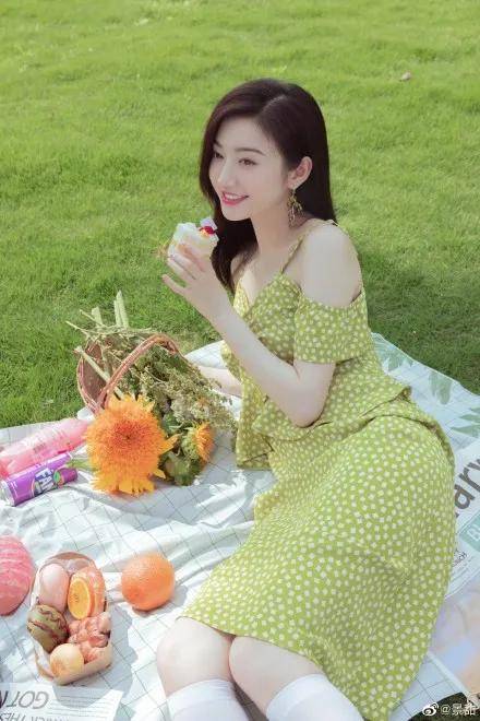 身材|景甜穿绿色波点吊带裙很是甜美!雪肤玉貌太性感靓丽