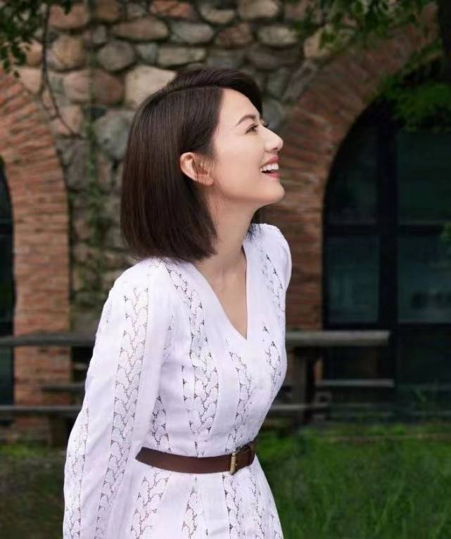 翻版|41岁高圆圆逆生长！穿蕾丝白裙女神范十足，爆料女儿像翻版赵又廷