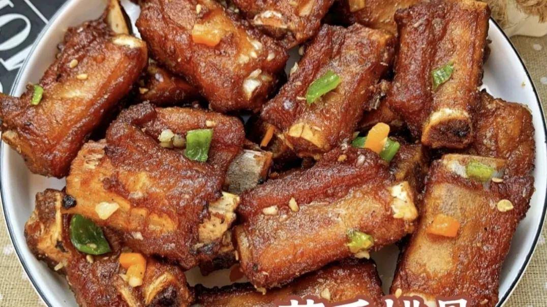 葱香排骨食材准备排骨,葱姜,料酒,生抽,蚝油,盐,白胡椒粉面粉,淀粉