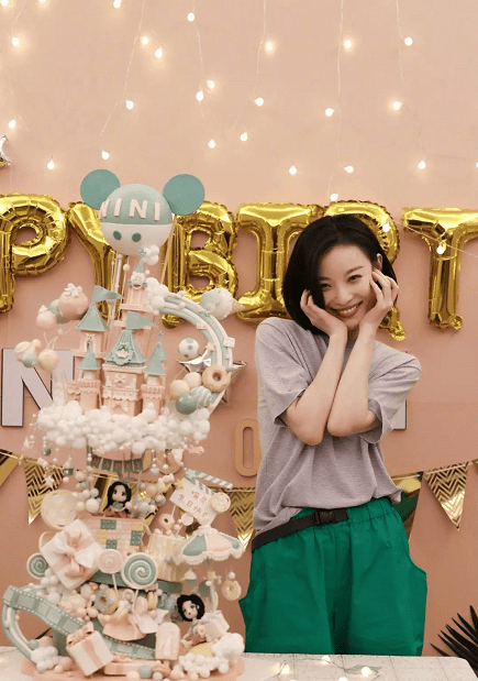 氛围|倪妮不愧是氛围感女神,老汉衫配短裤活力十足,33岁也能少女