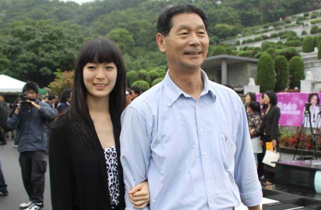其实就算不和姑姑邓丽君对比,邓永佳自身的颜值也是相当高,那种优雅