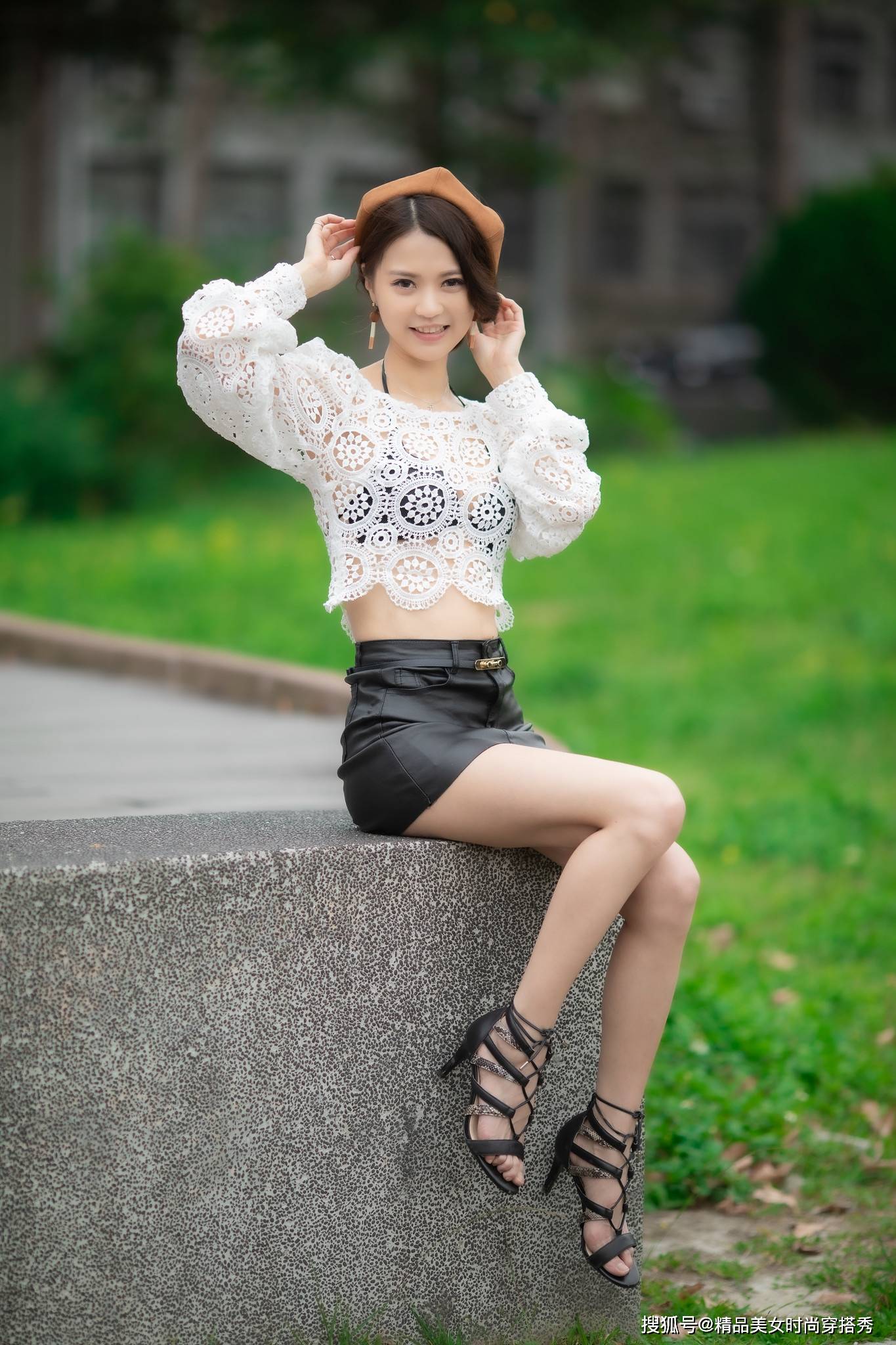 风韵|白色钩花蕾丝罩衫搭配西装短裤裙，惊艳绝伦，诠释靓女风韵