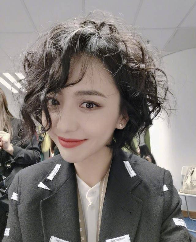 卷发|佟丽娅领衔热门发型“步惊云”烫！连小S三女儿也尝试，戚薇够靓