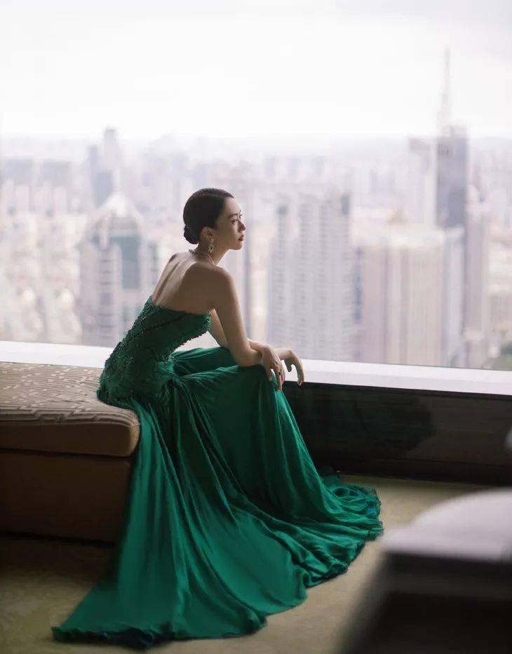 面料|被童瑶生图美到了，穿白衬衫配黑裤看着普通，随便一站却有高级感