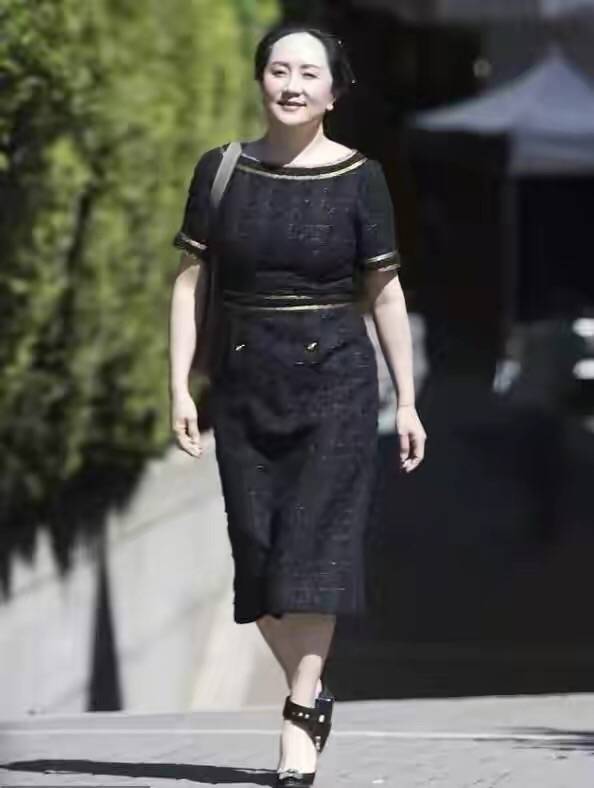 网友|孟晚舟脸虽沧桑，但穿的一套比一套时髦，有中年女性的优雅气质！