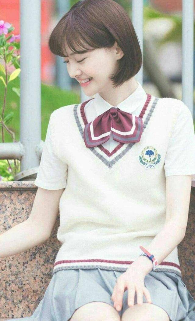 郑爽录|郑爽录节目跟康辉同台,穿针织衫配褶皱裙,衣服不合适气质正相符