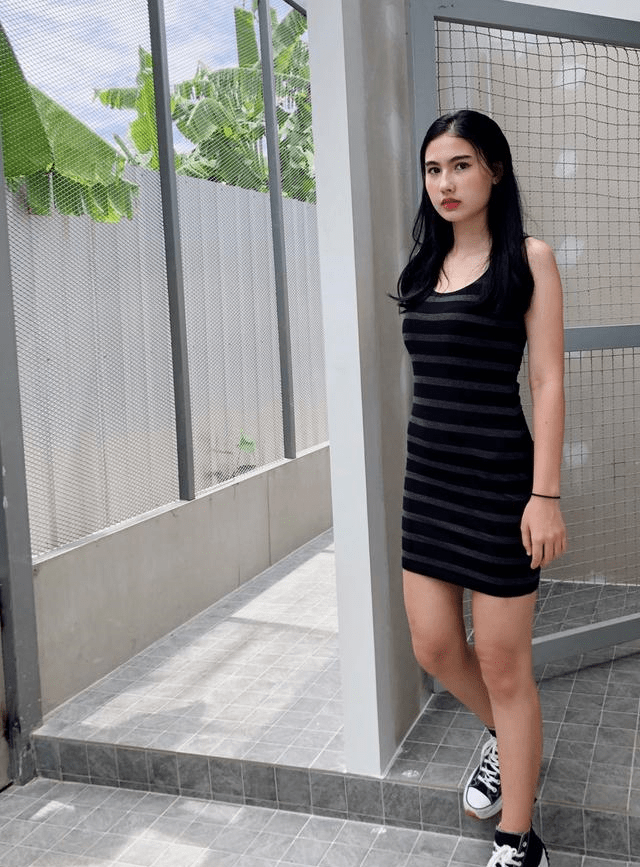条纹|大圆脸的越南女生，条纹连衣裙的穿搭，展现出青春和甜美
