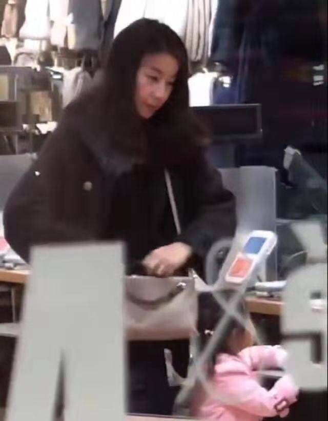 黑色|郭晶晶带女儿逛平价店，穿双排扣风衣，女儿“小不点儿”穿衣土萌