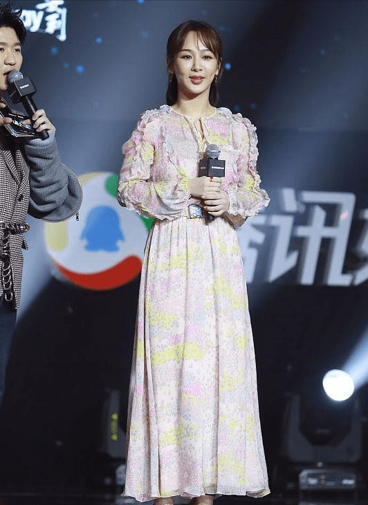 颜色|杨紫“美得出圈”，与国外友人同框，占据C位好有“大佬感”