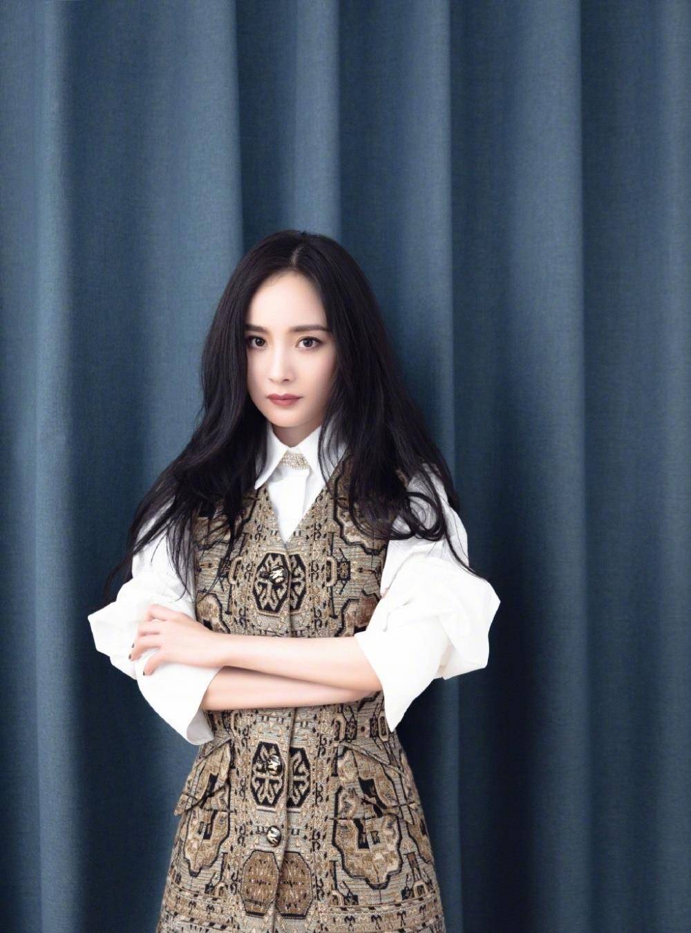 马甲|被杨幂惊艳了，粉色挑染高马尾甜美减龄，这哪是4岁孩子的妈