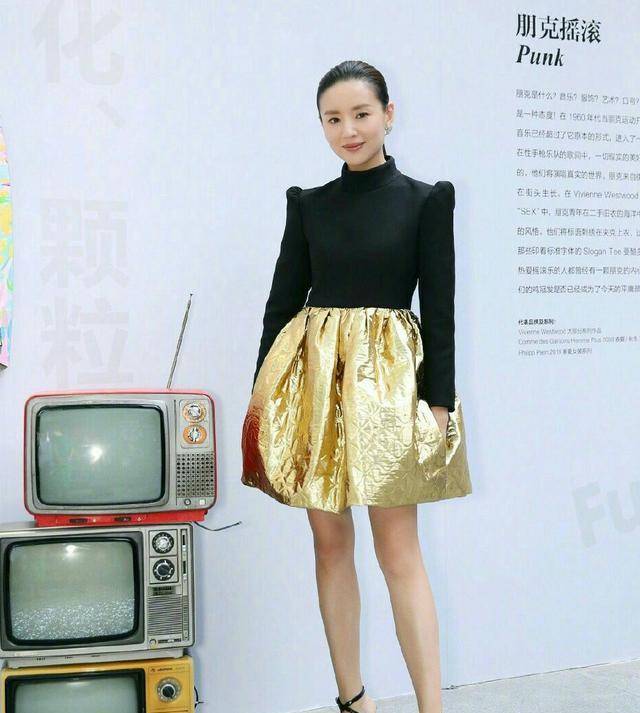 女神|越简单越优雅！董洁现身机场无人陪，40岁穿“黑卡配”太清纯