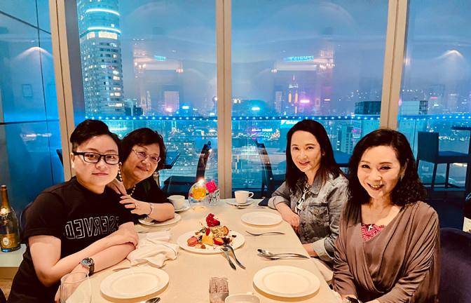 魅力|63岁“黄蓉”魏秋樺罕见参加阔太聚会，穿薄纱衣裙，老戏骨笑真甜