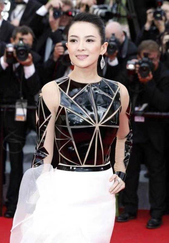 看点|章子怡果然很有国际范,穿一件黑色上衣搭配白色半身裙,高级洋气