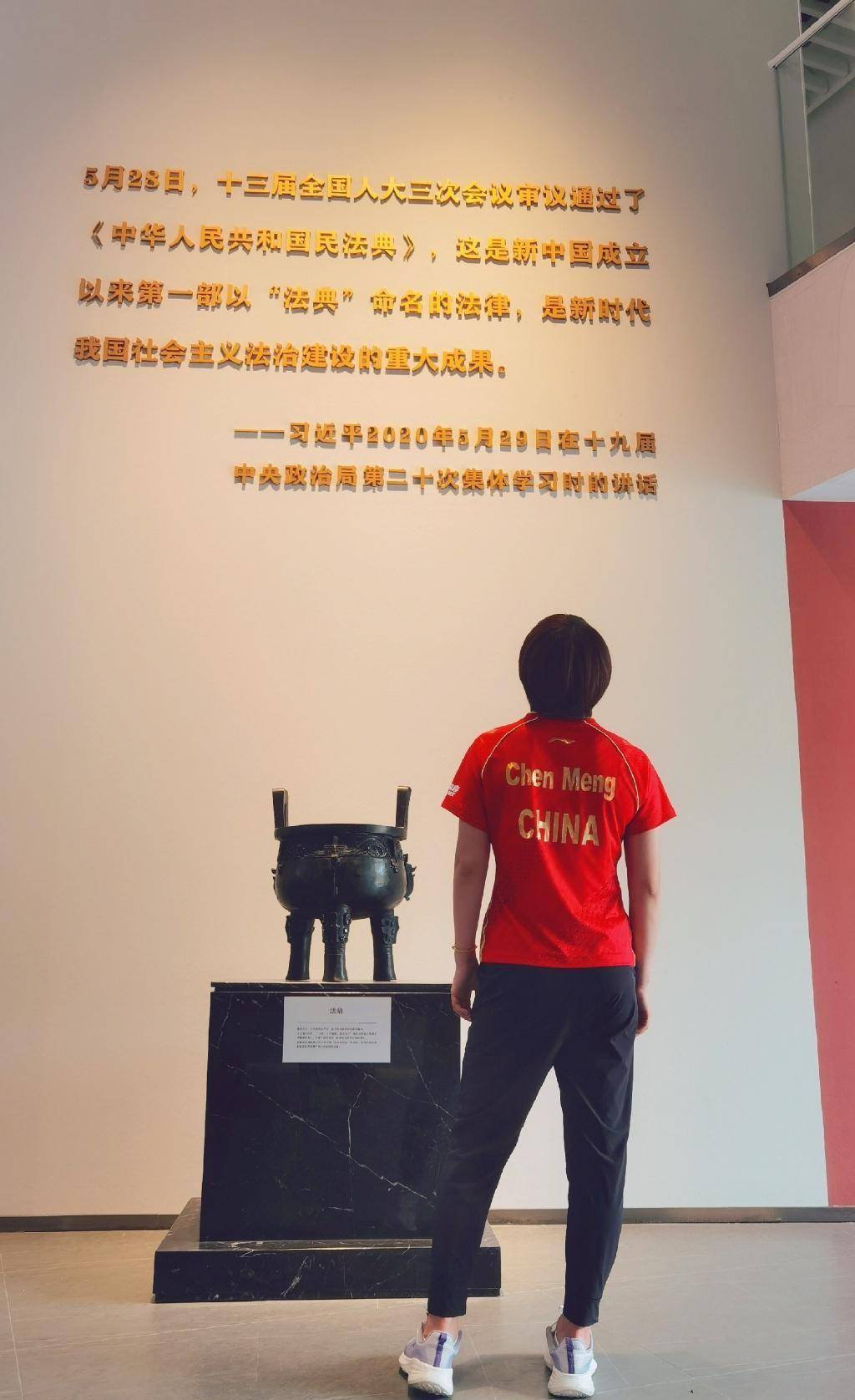 真挺|黄晓明表妹真挺争气，私下穿搭也依旧简单，素颜气质挺可爱的