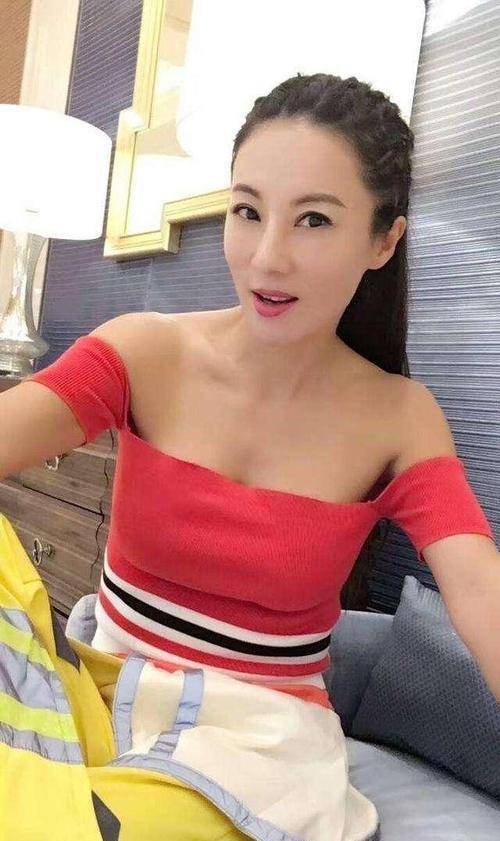 原创真正的冻龄女神刘叶琳,54岁,脸蛋身材如小姑娘,抗衰秘籍:瑜伽