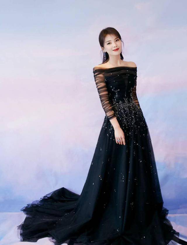 黑色|金鹰奖刘涛穿黑纱礼服太端庄，宋茜穿粉裙同框小陶虹，还夺走大奖