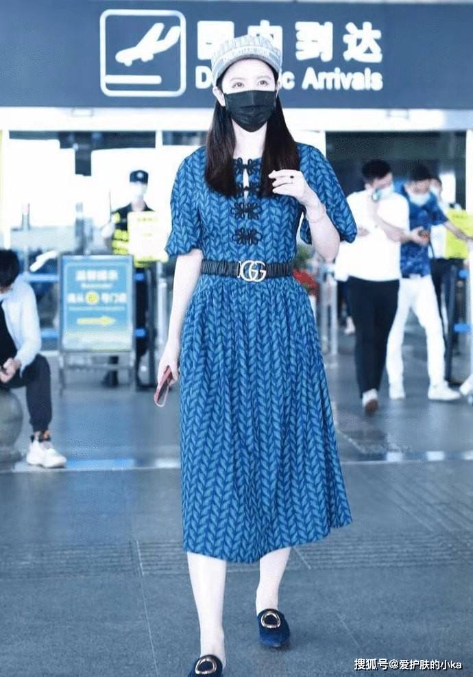 张萌衣|老板娘张萌衣品好，穿蓝裙配Gucci腰带够高级，一身冷皮白得反光