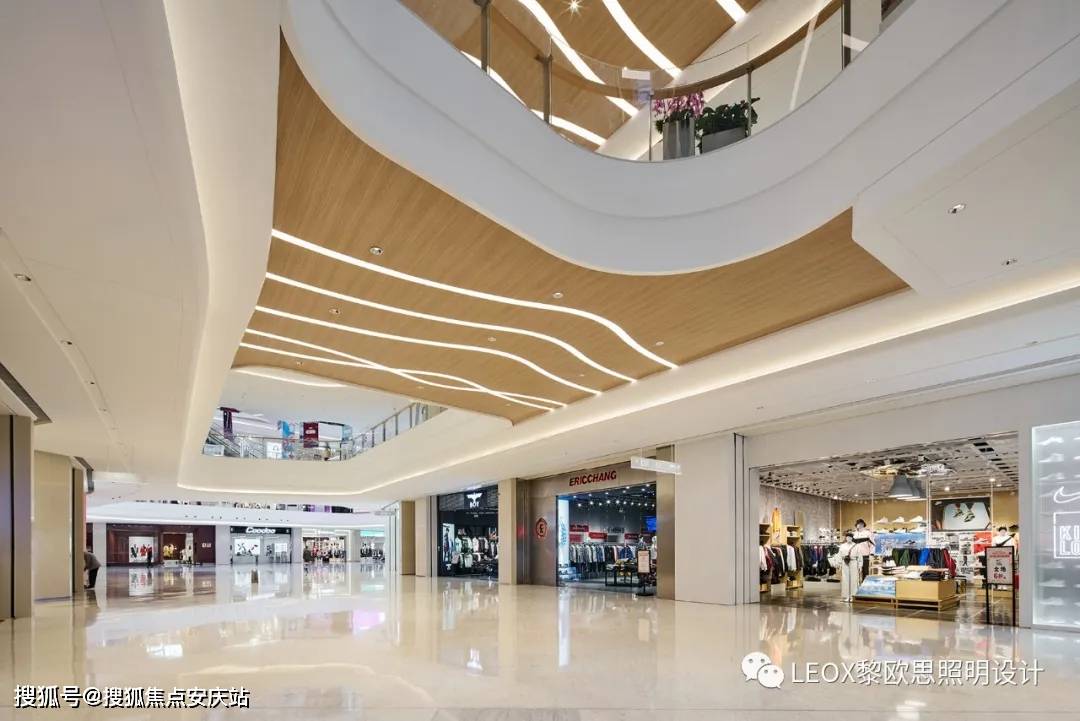 次中庭顶部以及连桥处同样以"编织"为设计元素,我们